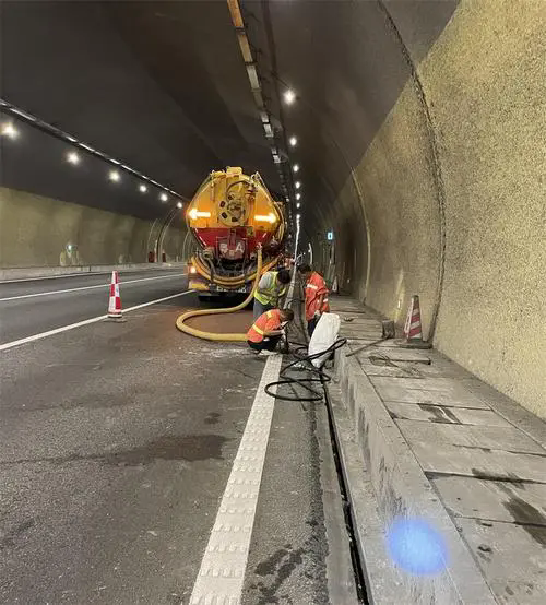 云梦隧道排水渠清淤